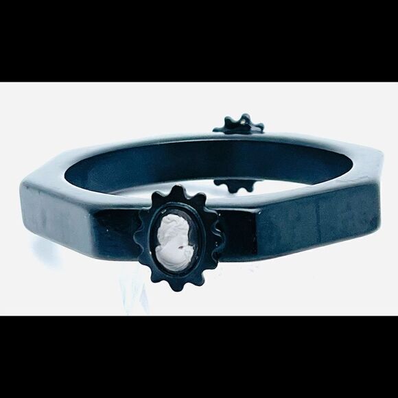 Set of Vintage Black Bakelite Mourning Bangle Bracelets with Cameo Accents - Picture 9 of 16